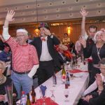 Foto: Peter Meuter / Solingen , Theater, Sitzung der KG Mukemau, 28.01.2018.
im Bild:
Stimmung im Saal, froehliche Menschen, verkleidete Menschen tanzende Menschen aus Solingen